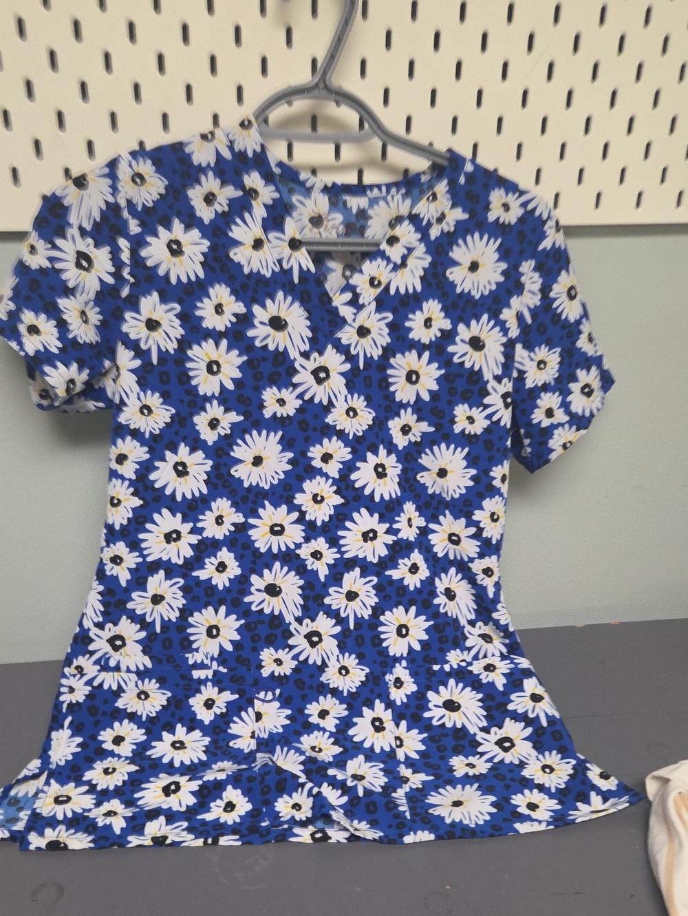 Women's Blue Daisy Print Short Sleeve V-Neck Top
